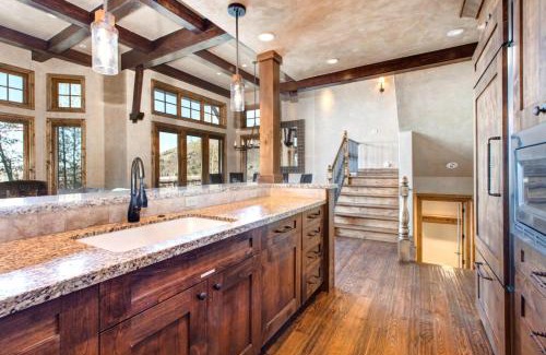 Park City House | KBM Resorts Luxurious Vintage on the Strand Ski Access 2 Family rooms 3 Fireplaces FREE Shuttle to Lifts Pri Hot tubVIN-17