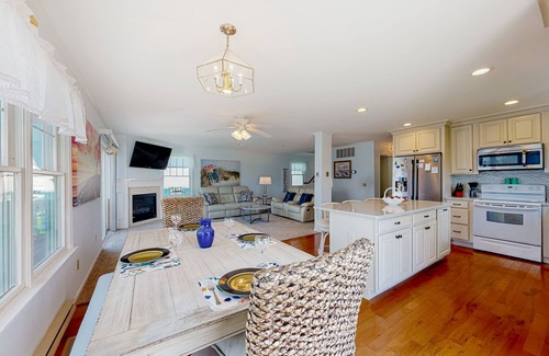 Keen-Wik On the Bay House | Keenwik on the Bay waterfront home with AC, gas fireplace, firepit, & dock