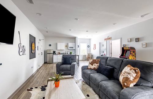 Maxwell Apartment | Keepin it Country 4b Suite in East! 8 min ->DT!