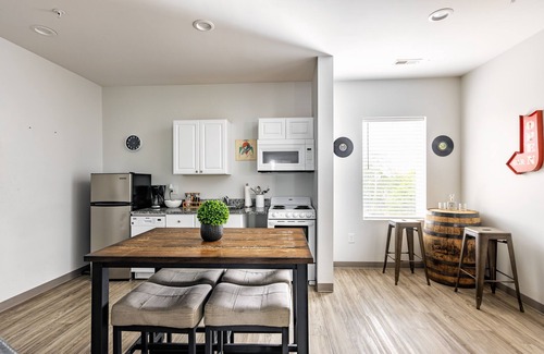 Maxwell Apartment | Keepin it Country 4b Suite in East! 8 min ->DT!