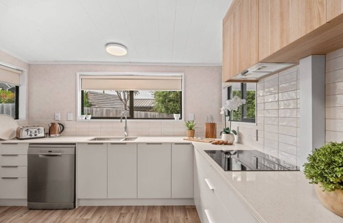 Kelvin Heights House | Kelvin Heights Rustic Hideaway, 3 Bedrooms, Lakeview