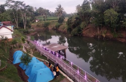 Kecamatan Montong Gading House | kemah tepi danau