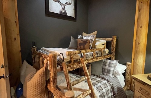 Soldotna Bed & Breakfast | Kenai River Sockeye Fishing! Owner approval required-1 Room Only of 7 room lodge