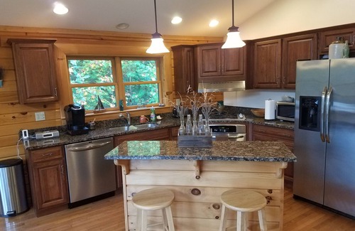 Friendsville Cabin | Kendall Retreat - 3BR Log Cabin Central to Deep Creek Lake and Nemacolin Resorts
