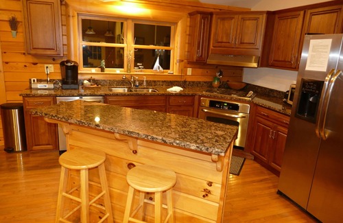 Friendsville Cabin | Kendall Retreat - 3BR Log Cabin Central to Deep Creek Lake and Nemacolin Resorts