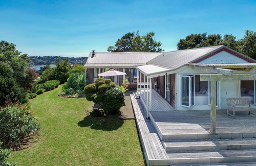 Surfdale House | Kennedy Point Guest House