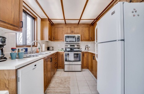 Southwest Edmonton House | Kenny - Large Home near Park & River Valley
