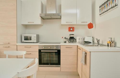 Tower Road Apartment | Kensington by Shmoo - 1 minute to the sea