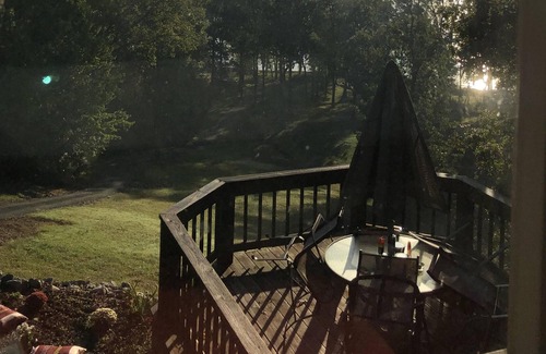 New Concord Ski Chalet | Kentucky Lakefront Chalet/Near Murray Ky & Paris Landing Area /W Hot Tub n Dock