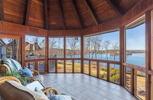 Seneca House | Keowee's Majestic Mountain View