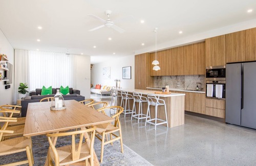 Huskisson House | Keppel - Pet Friendly - 4 Mins Walk to Beach