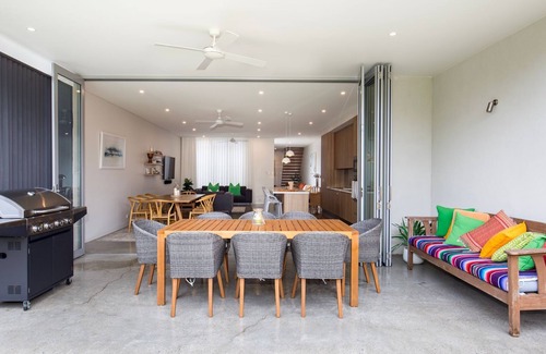 Huskisson House | Keppel - Pet Friendly - 4 Mins Walk to Beach
