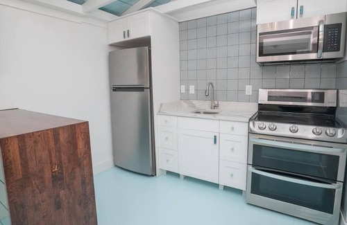 Northeast Virginia Beach Cottage | KEY WEST INSPIRED STUDIO W/VAULTED CIELINGS. SHORT WALK TO THE BEACH!