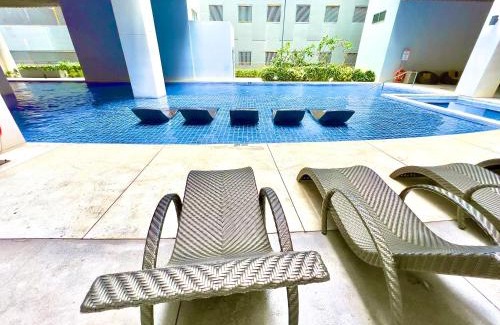 Barangay 76 Apartment | Keyless Entry Executive 2BR with King Bed, Jacuzzi Pool, Live TV & HBO Max, Fast WiFi, Free Parking Near MOA