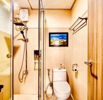 Barangay 76 Apartment | Keyless Entry Executive 2BR with King Bed, Jacuzzi Pool, Live TV & HBO Max, Fast WiFi, Free Parking Near MOA