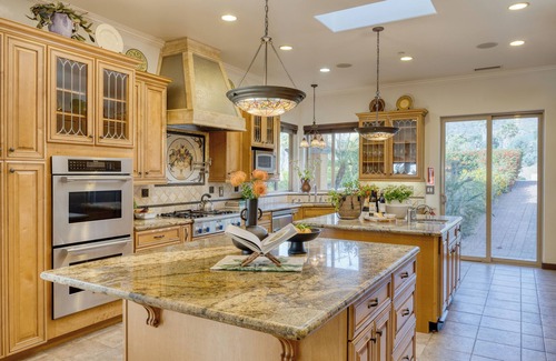 Valley Center House | Keys Creek & Casita - AvantStay | Sleeps 30 | Vineyard, Pool, Theater, Views