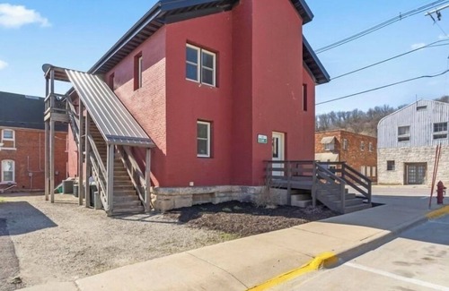 Elkader Apartment | Keystone Bridge Suite