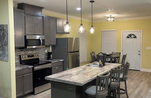 Mid City North House | Kick Back - Chillin Away from Home; 6mls to LSU-3mls to SU- 3mls to BR Airport