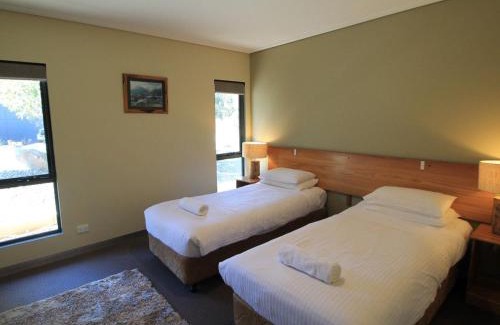 Lake Crackenback House | Kickenback Lodge - 3BR Lodge l Gym l Indoor Pool l Tennis l WiFi l Air-Con