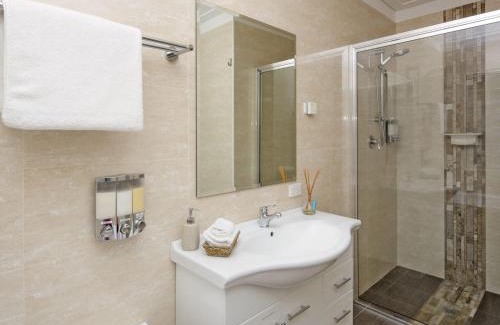 Lake Crackenback House | Kickenback Lodge - 3BR Lodge l Gym l Indoor Pool l Tennis l WiFi l Air-Con