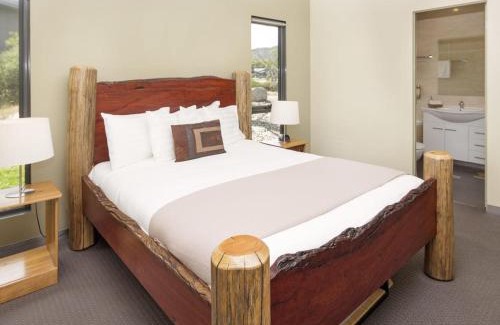 Lake Crackenback House | Kickenback Lodge - 3BR Lodge l Gym l Indoor Pool l Tennis l WiFi l Air-Con