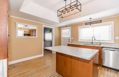 Port McNicoll Cottage | Kids Paradise! Chickens, Pool, Trampoline