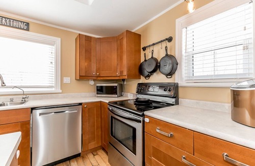Port McNicoll Cottage | Kids Paradise! Chickens, Pool, Trampoline