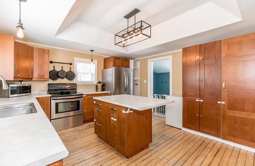 Port McNicoll Cottage | Kids Paradise! Chickens, Pool, Trampoline
