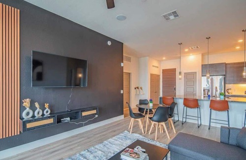 North Scottsdale Apartment | Kierland Commons Stay | Golf, Pool, Gym, W/D