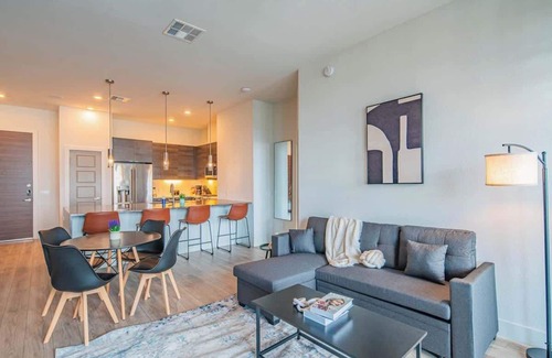 North Scottsdale Apartment | Kierland Commons Stay | Golf, Pool, Gym, W/D