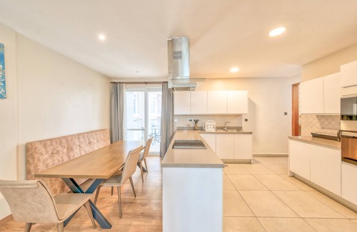 Kileleshwa Apartment | Kikambala Modern Apartment with Balcony