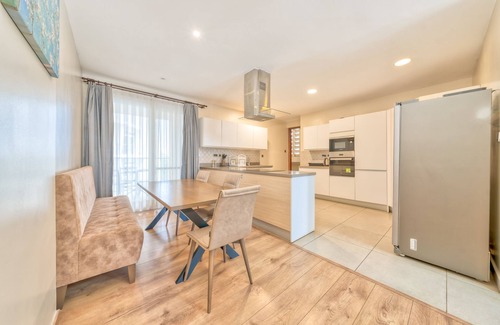 Kileleshwa Apartment | Kikambala Modern Apartment with Balcony