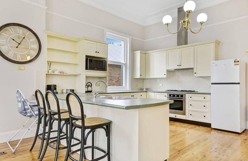 Orange House | Kilarra House - Heritage Home Byng St, Sleeps 10