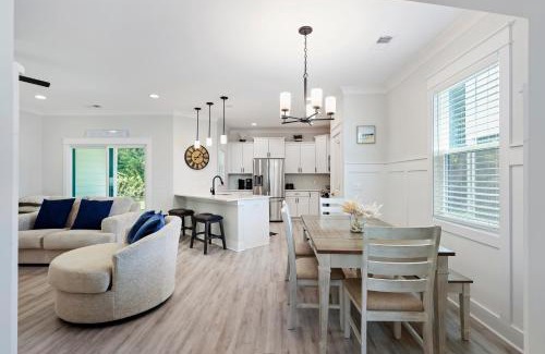 Spanish Wells House | King 2 Queens 3 Doubles Foldout Stainless Steel Bikes & Beach Gear included