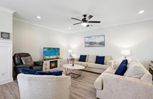 Spanish Wells House | King 2 Queens 3 Doubles Foldout Stainless Steel Bikes & Beach Gear included