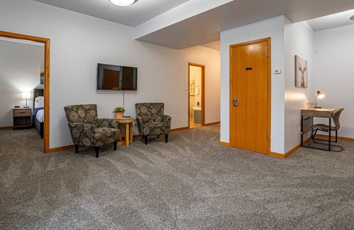 Palmer House | King Bed, 2 Living Areas, 2 Decks, Kid's Corner, Private, Peaceful Location