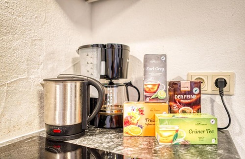 Favoriten Apartment | King bed Apartment and Netflix central near metro, 110