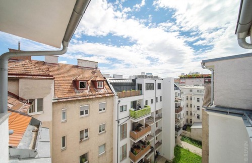 Favoriten Apartment | King bed Apartment and Netflix central near metro, 110