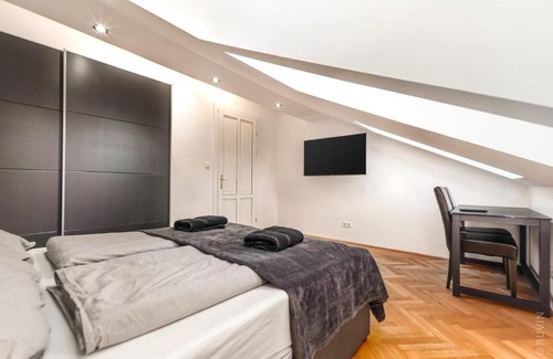 Favoriten Apartment | King bed Apartment and Netflix central near metro, 110