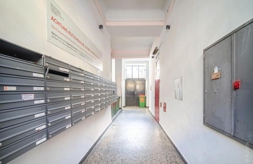 Favoriten Apartment | King bed Apartment and Netflix central near metro, 110