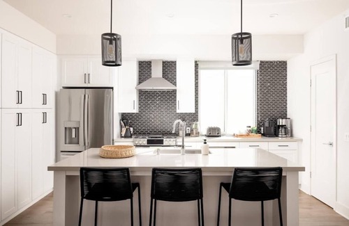 Golden Hill House | King Bed|Chef's Kitchen|2-Car Garage|1650 Sq Ft