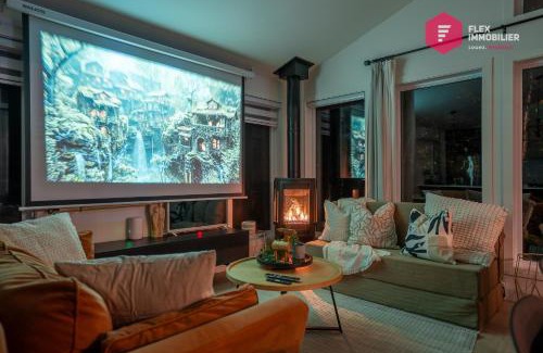 Pont-Rouge Ski Chalet | King bed, Cinema screen, Private SPA, Pool, Sauna, Near Quebec