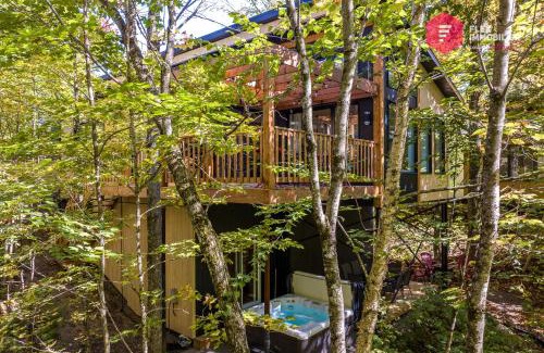 Pont-Rouge Ski Chalet | King bed, Cinema screen, Private SPA, Pool, Sauna, Near Quebec