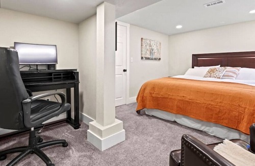 Spokane House | King Bed | Dining Room Table for 8 | 5m Downtown