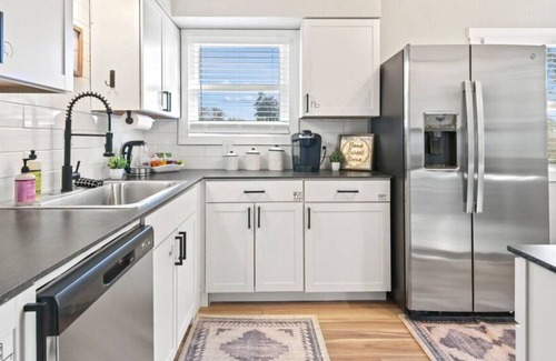 Spokane House | King Bed | Dining Room Table for 8 | 5m Downtown