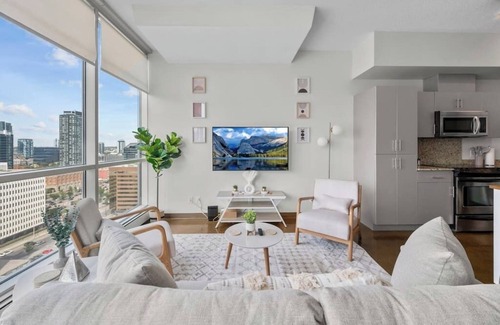 Beltline Apartment | King Bed | DT Views | UG Park | Walk to Saddledome