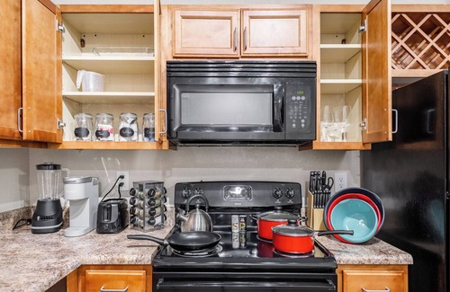 Huntsville Apartment | King Bed, Fast WiFi, Gym, Free Parking