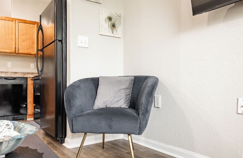 Huntsville Apartment | King Bed, Fast WiFi, Gym, Free Parking