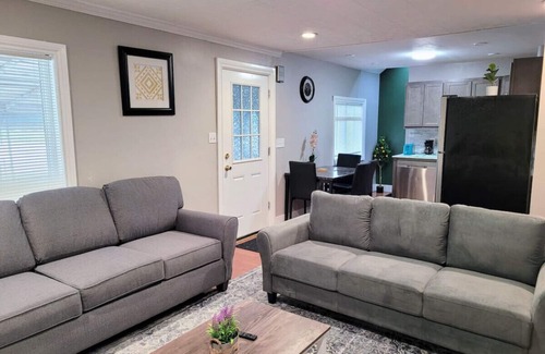 Cheektowaga House | King bed fenced backyard and parking