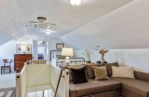 Lower Avenues House | King Bed|Full Kitchen|Cozy Patio|Indoor fireplace.